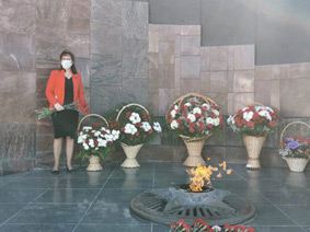 Никто не забыт, ничто не забыто: директор колледжа возложила цветы к Вечному огню в честь Дня Победы